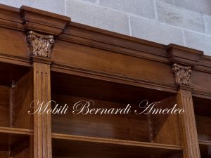 Libreria in stile classico da studio o biblioteca realizzata in legno massello con capitelli intagliati